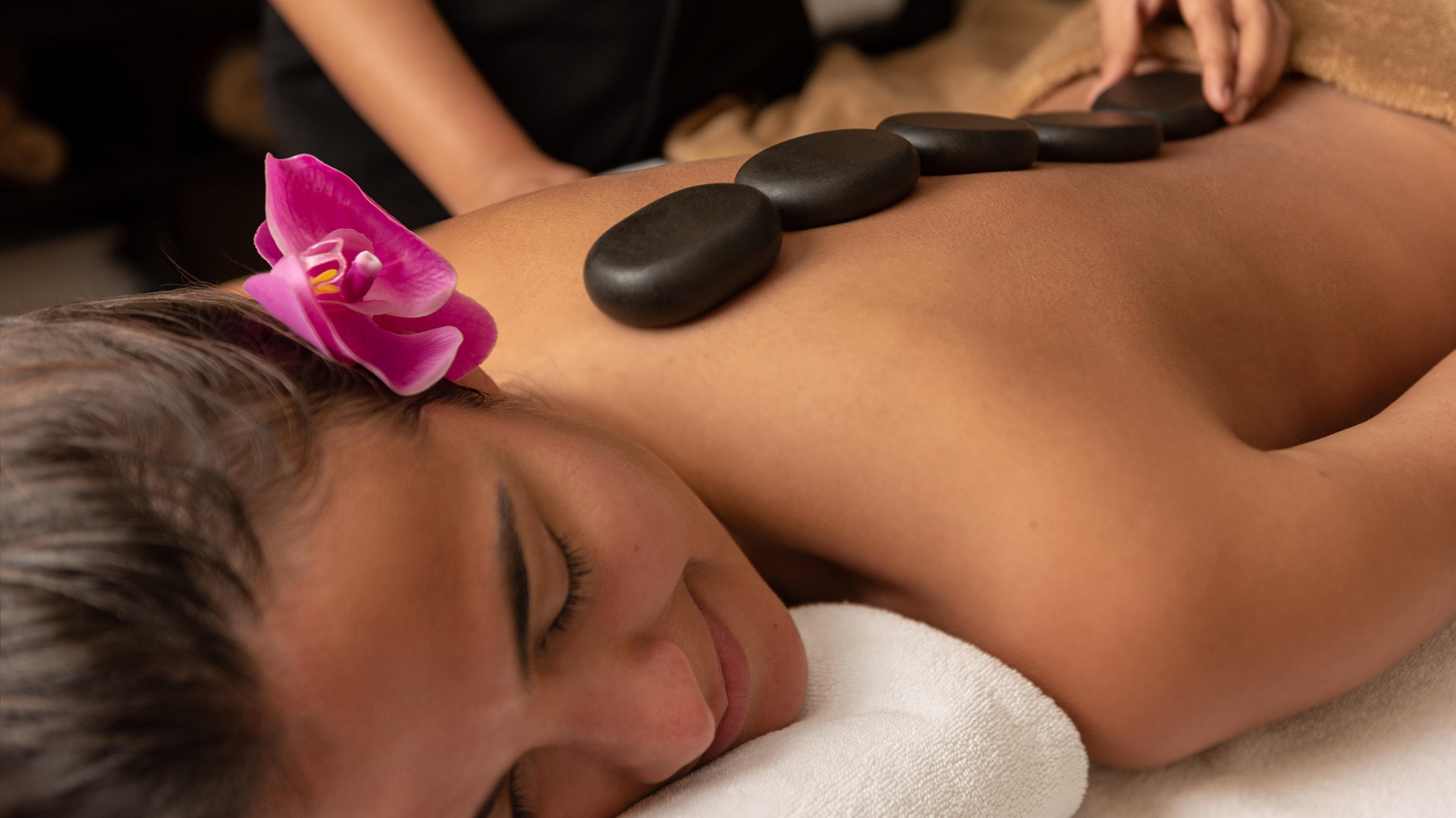 InterContinental Abu Dhabi, an IHG Hotel Bagian luar foto Hot stone massage