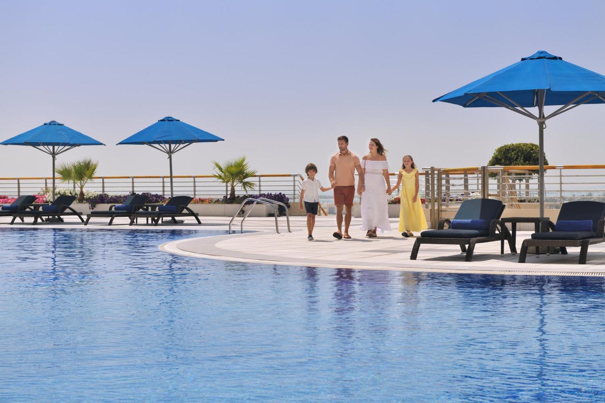 InterContinental Abu Dhabi, an IHG Hotel Bagian luar foto The swimming pool at the hotel