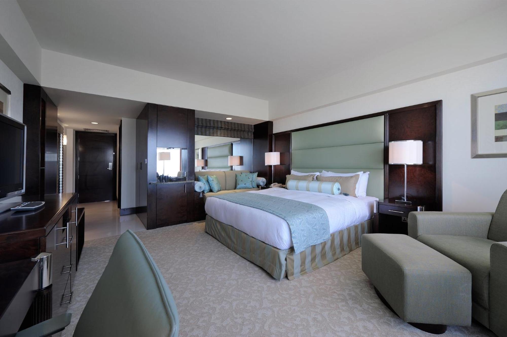 InterContinental Abu Dhabi, an IHG Hotel Bagian luar foto A room at the hotel