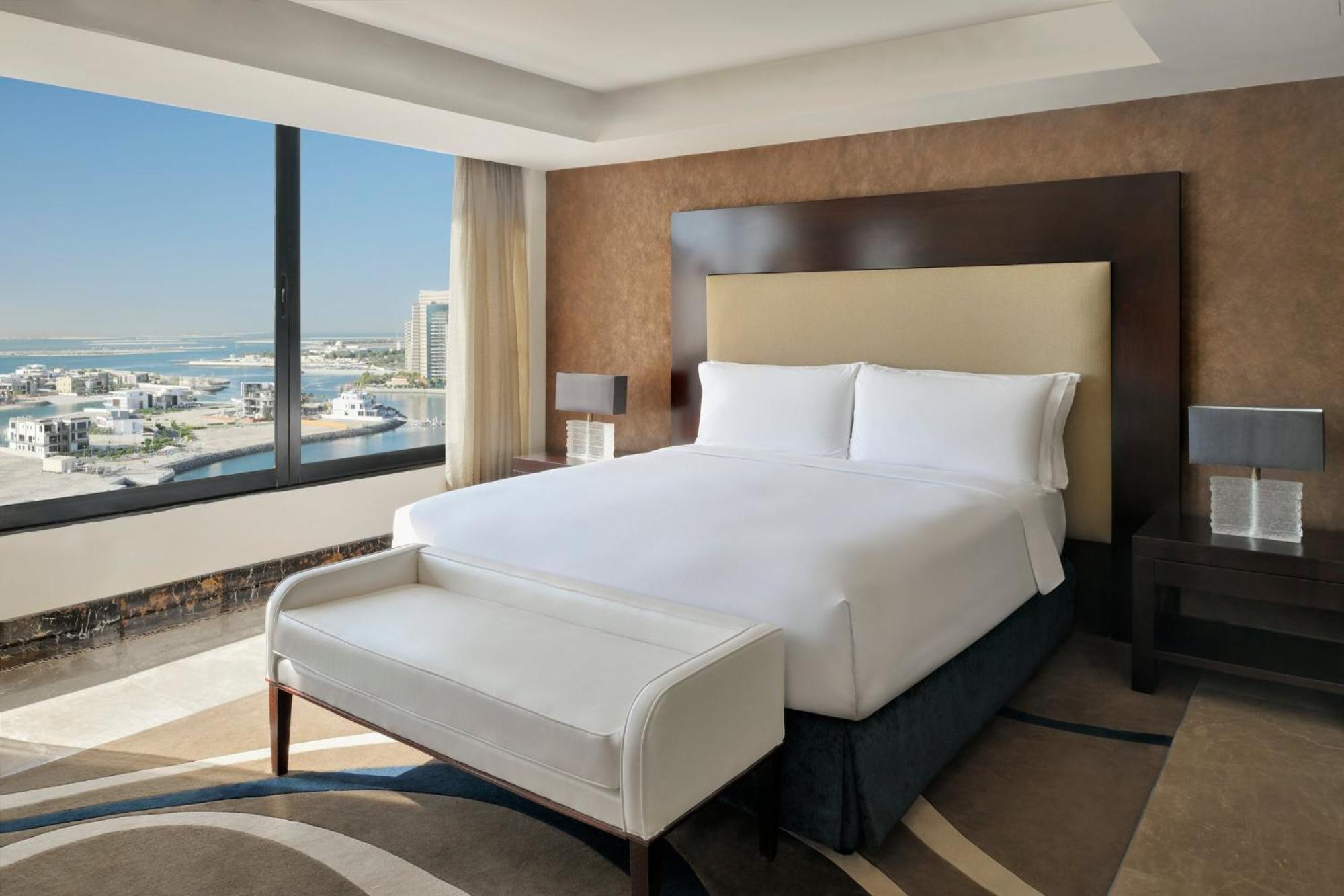 InterContinental Abu Dhabi, an IHG Hotel Bagian luar foto A bedroom at the Hilton San Diego Bayfront