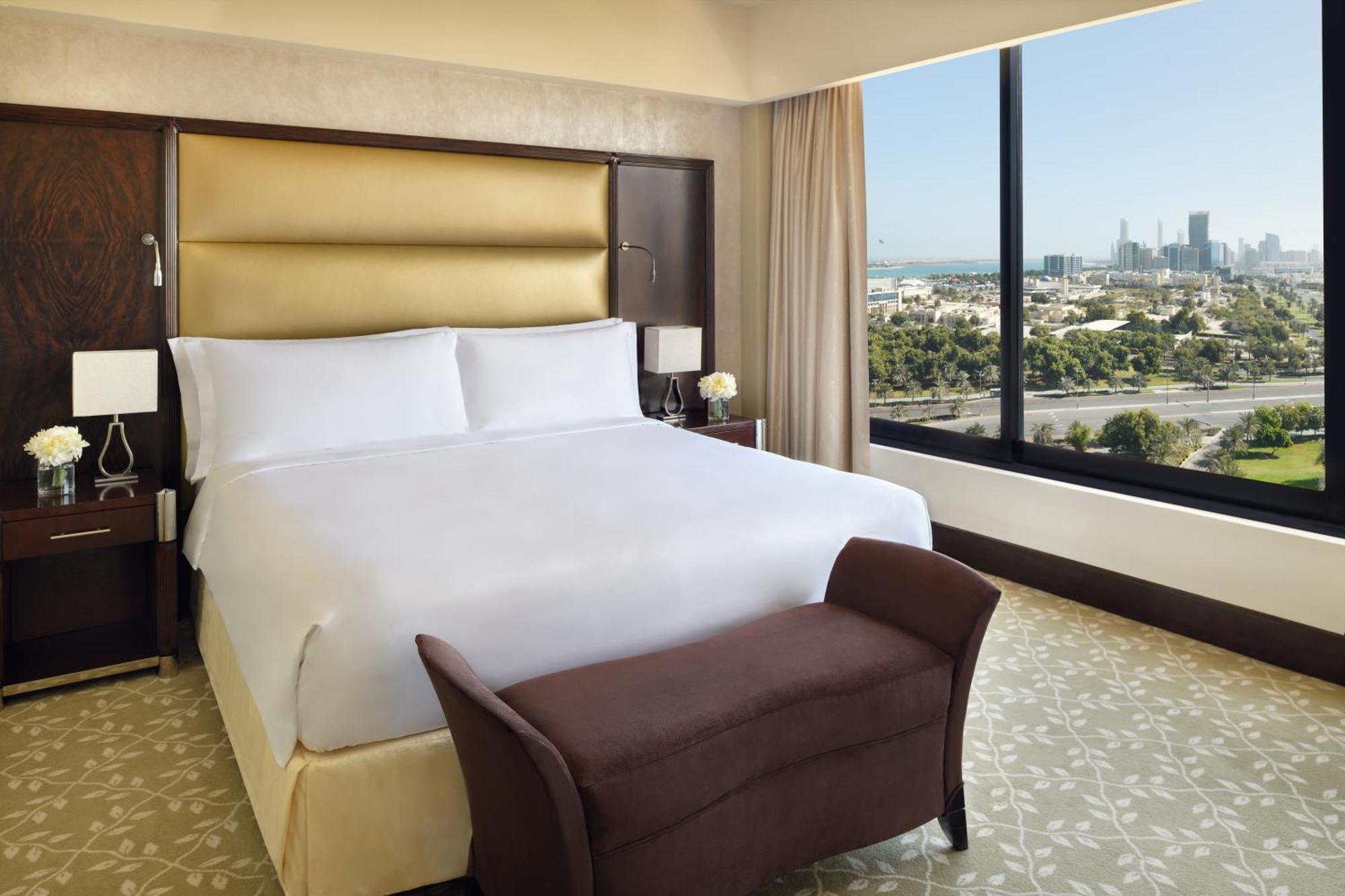 InterContinental Abu Dhabi, an IHG Hotel Bagian luar foto A bedroom at the Hilton San Diego Bayfront